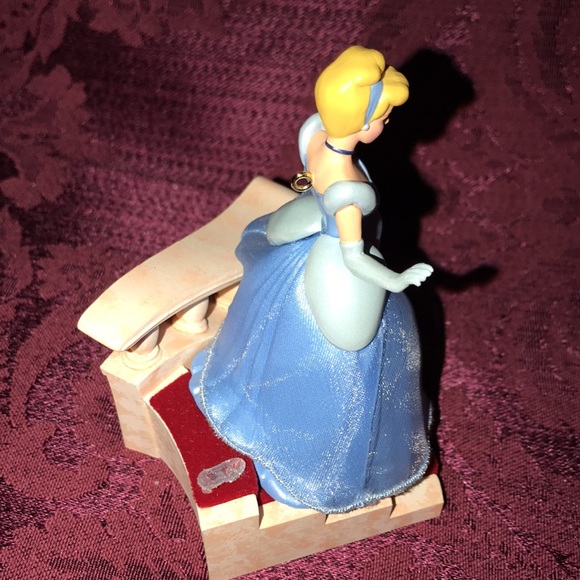 🎄🎅SALE-Hallmark 2007 Ornament Disney CINDERELLA, "THE GLASS SLIPPER" on Stairs - Picture 3 of 6